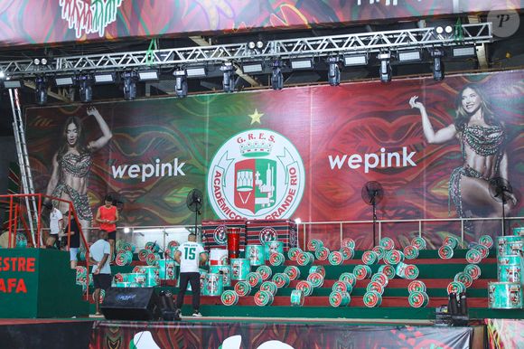 Virgínia ganhou destaque na quadra da Grande Rio, mas sua marca WePink também não ficou para trás