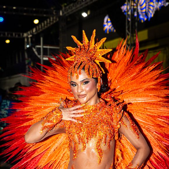 Mileide Mihaile estreou como rainha de bateria graças a um empresário, que investiu R$ 390 mil na escola e, com isso, conquistou o direito de convidar uma beldade para o posto