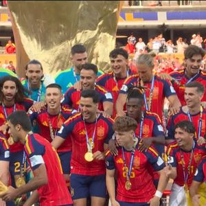 Trump acabou participando da foto oficial da Espanha, campeã da Copa do Mundo 2026