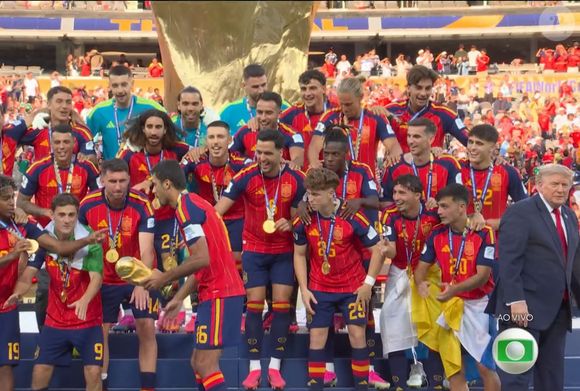 Trump acabou participando da foto oficial da Espanha, campeã da Copa do Mundo 2026