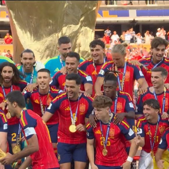 Trump acabou participando da foto oficial da Espanha, campeã da Copa do Mundo 2026