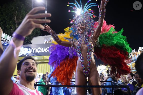 Nicolas Prattes, marido, acompanhou Sabrina Sato de pertinho em desfile da Vila Isabel
