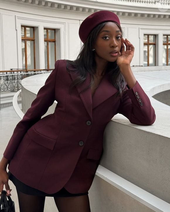 O tom vinho cabernet reforça a estética de luxo silencioso e transforma produções sem esforço