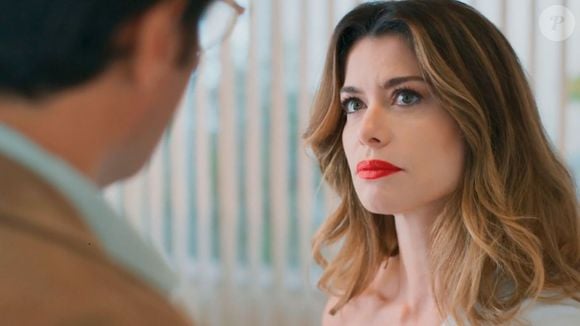 Segundo Anderson Couto, hairstylist responsável pelo novo visual de Alinne Moraes, a construção do corte foi pensada para equilibrar movimento e elegância. 'O corte foi construído com camadas longas e um franjão, criando movimento e leveza, sem perder a elegância e o caimento natural dos fios.'