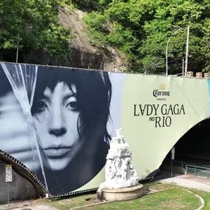 Lady Gaga: foto da cantora foi colocada no painel de 74,5 metros instalado no Túnel Engenheiro Coelho Cintra, que liga Botafogo a Copacabana