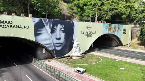 Lady Gaga: foto da cantora foi colocada no painel de 74,5 metros instalado no Túnel Engenheiro Coelho Cintra, que liga Botafogo a Copacabana