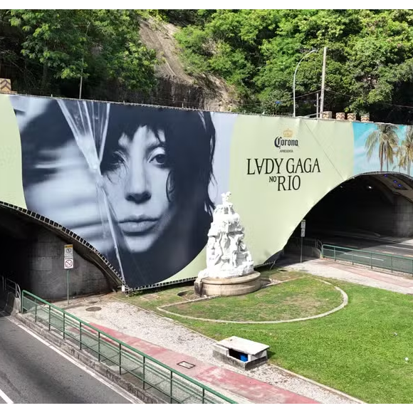 Lady Gaga: foto da cantora foi colocada no painel de 74,5 metros instalado no Túnel Engenheiro Coelho Cintra, que liga Botafogo a Copacabana