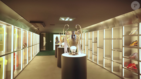 Museu de Vini Jr. tem desde troféus a chuteiras e camisetas de ícones do futebol mundial