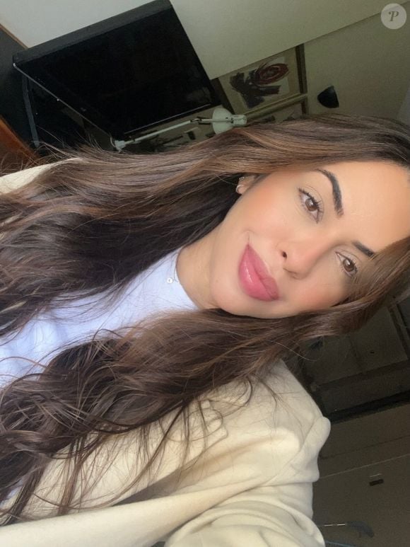Flávia Correia é uma jovem discreta que trabalha na área de comunicação, marketing e produção de conteúdo
