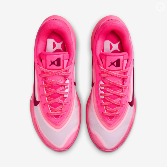 O Women's A'One "Pink A'ura" Hyper Pink reforça a aposta da Nike em um design chamativo para conquistar o público jovem
