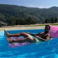 Nem Leblon, nem Barra da Tijuca: mansão de Xamã, de 'Três Graças' em bairro nobre do RJ é puro luxo; imóvel tem piscina gigante e vista privilegiada que deixaria Bagdá com inveja