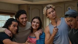 Do Floral Frutado ao Oriental Amadeirado: 'Off Campus' vira hit na Prime Video e nós listamos o perfume que cada personagem da série queridinha do momento amaria usar