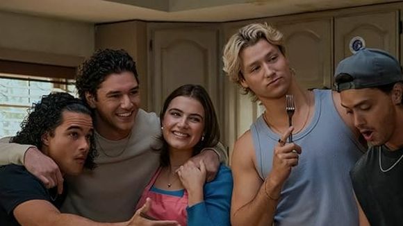 Do Floral Frutado ao Oriental Amadeirado: 'Off Campus' vira hit na Prime Video e nós listamos o perfume que cada personagem da série queridinha do momento amaria usar