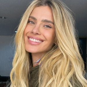 Carolina Dieckmmann recebeu o seguinte comentário: ‘Tudo por likes… Deixem a mulher descansar em paz’