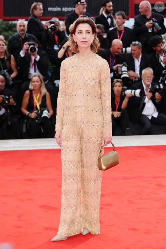 Look de Fernanda Torres é da Armani, todo cravejado