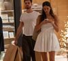 Além do vestido branco e anéis valiosíssimos, Bruna Marquezine apostou em uma sapatilha que redefine o conceito de conforto chic