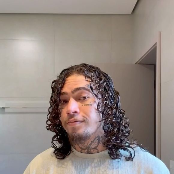 Whindersson Nunes comentou sobre o período em que ficou internado, durante a entrevista.