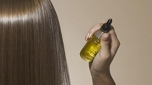 Seu cabelo não cresce? Descubra como um óleo barato e fácil de usar é o aliado ideal nos fios e ajuda também unhas e pele