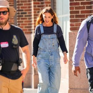 Mesmo incorporando o figurino de sua personagem no longa, Holmes entregou uma produção que funciona perfeitamente também fora das telas