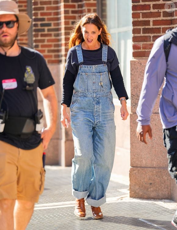 Mesmo incorporando o figurino de sua personagem no longa, Holmes entregou uma produção que funciona perfeitamente também fora das telas