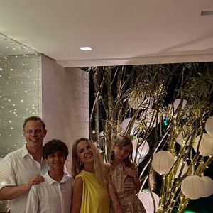 Eliana escolheu o amarelo no seu vestido de um ombro só esvoaçante para a virada do ano.