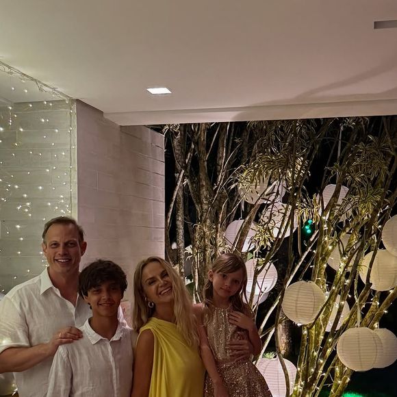 Eliana escolheu o amarelo no seu vestido de um ombro só esvoaçante para a virada do ano.
