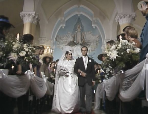 A primeira Maria de Fátima surgiu com um vestido de tecido acetinado branco