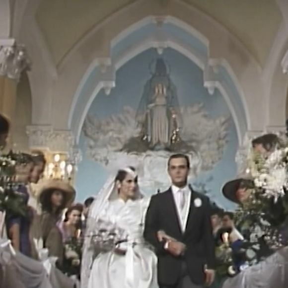 A primeira Maria de Fátima surgiu com um vestido de tecido acetinado branco