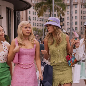A série 'Elle' resgata a adolescência de Elle Woods em 1995 e entrega uma verdadeira viagem aos anos 90, mostrando como a personagem se tornou a mulher inesquecível de 'Legalmente Loira'