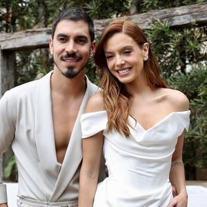 Traje de Gabriel David e de Giovanna Lancellotti na festa de pre-wedding.