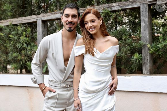 Traje de Gabriel David e de Giovanna Lancellotti na festa de pre-wedding.