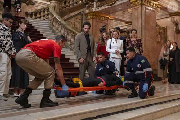 Maria de Fátima (Bella Campos) é socorrida após cair da escadaria.