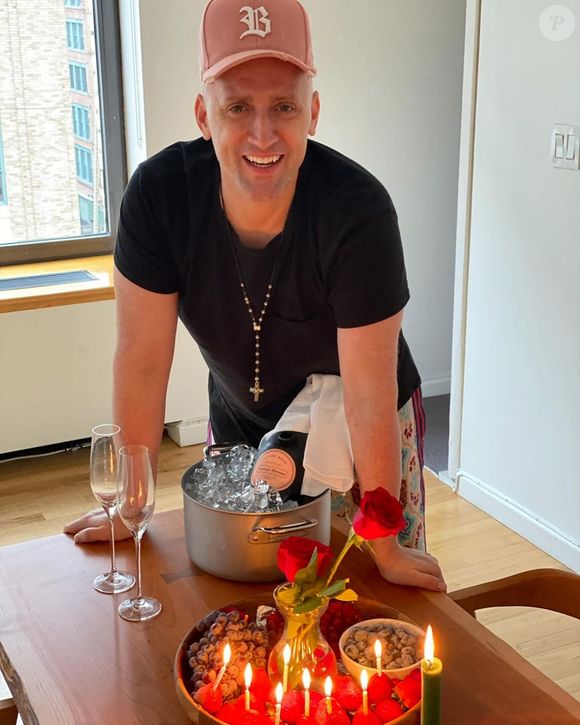 Em 13 de março de 2021, após apresentar febre persistente e queda na saturação de oxigênio, Paulo Gustavo foi internado no Hospital Copa Star, no Rio de Janeiro