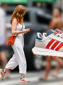 Esse tênis Adidas vintage da atriz Camila Morgado em dia de chuva no Rio é a solução para pés estilosos no frio: veja um raio-x do calçado