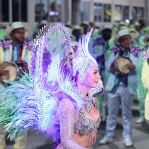 Paolla Oliveira esbanjou charme e samba no pé no desfile da Grande Rio