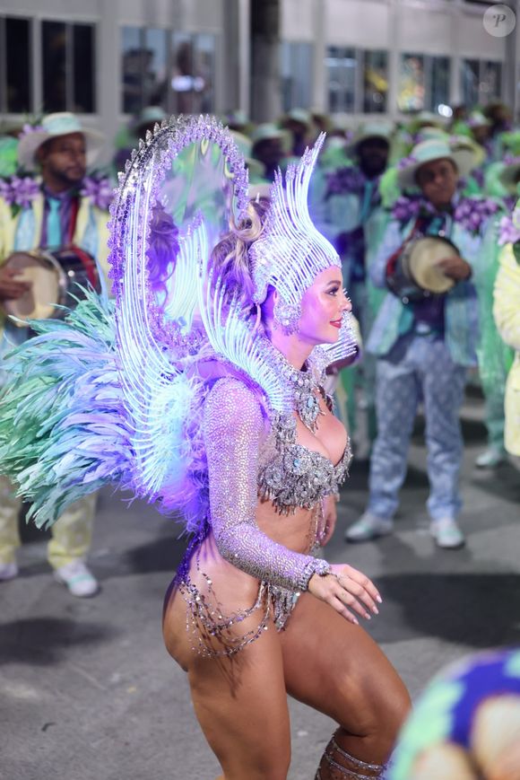 Paolla Oliveira esbanjou charme e samba no pé no desfile da Grande Rio