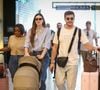 Em clima tranquilo e organizado, Camila Queiroz e Klebber Toledo são vistos no Aeroporto Santos Dumont com a filha de quatro meses durante embarque no Rio