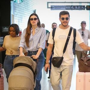 Em clima tranquilo e organizado, Camila Queiroz e Klebber Toledo são vistos no Aeroporto Santos Dumont com a filha de quatro meses durante embarque no Rio
