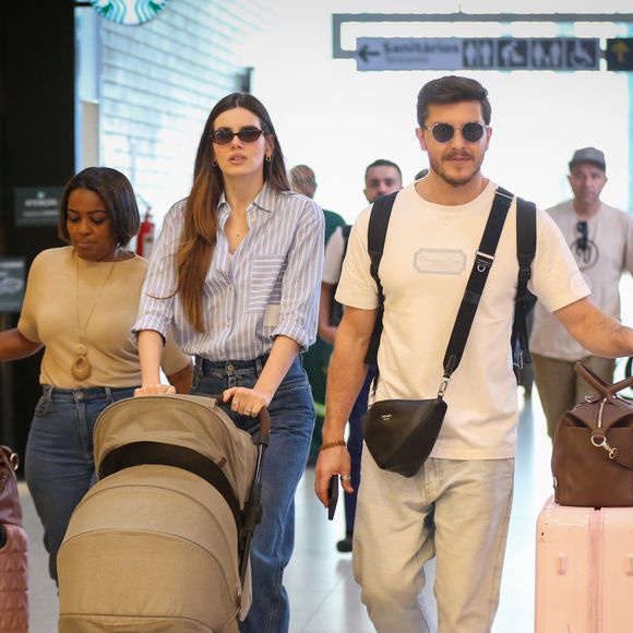 Em clima tranquilo e organizado, Camila Queiroz e Klebber Toledo são vistos no Aeroporto Santos Dumont com a filha de quatro meses durante embarque no Rio