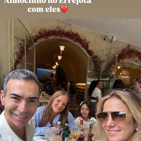 César Tralli, Ticiane Pinheiro, a filha do casal, Manuella, e Rafaella Justus, filha da apresentadora almoçaram no Rio no final de semana