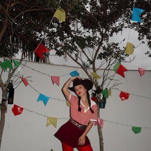 Larissa Manoela comemorou a primeira festa junina em sua casa