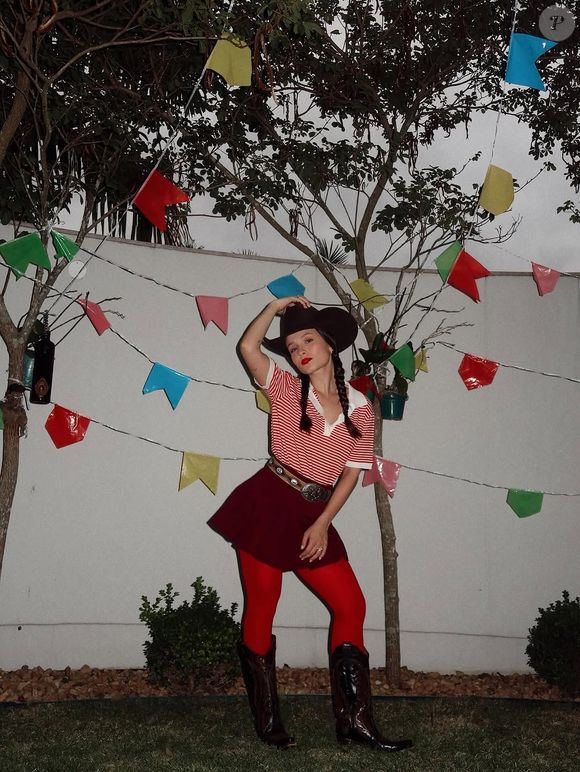 Larissa Manoela comemorou a primeira festa junina em sua casa