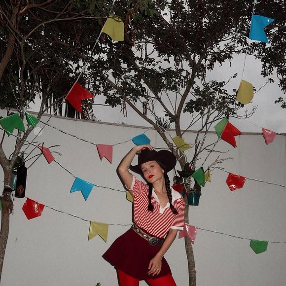 Larissa Manoela comemorou a primeira festa junina em sua casa