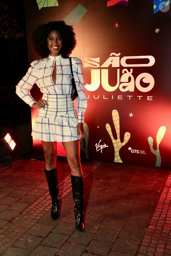 Camilla de Lucas combinou vestido curtinho quadriculado com bota de cano longo