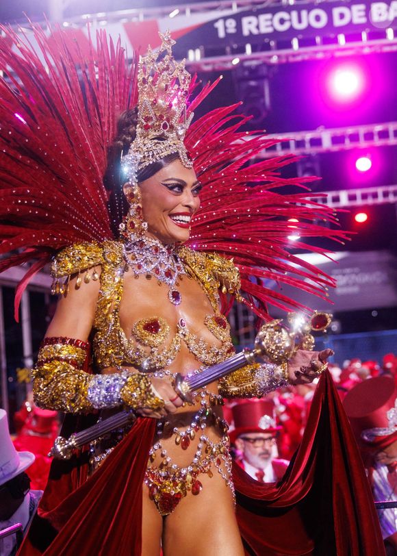 Juliana Paes afirma que não conseguiria manter dedicação exigida pelo posto de Rainha da Viradouro
