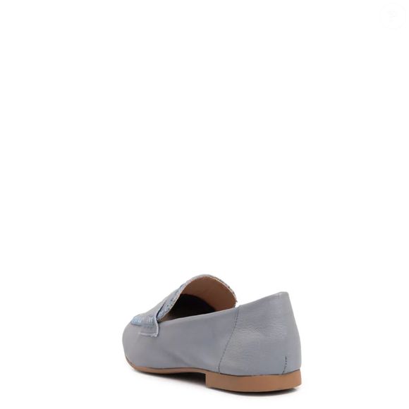 Até o momento da publicação, o mocassim custa R$ 159,99 no site da marca e pode ser parcelado em até 5x de R$ 31,99