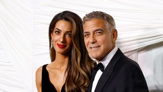 Nem Los Angeles, nem Dubai: George Clooney, a esposa Amal e os filhos gêmeos de 8 anos agora são felizes em um lugar muito tranquilo e luxuoso