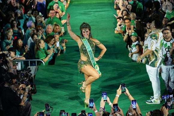 Paolla Oliveira comemorou a nova etapa de sua jornada carnavalesca mostrando ter samba no pé
