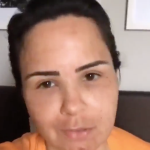 Internautas resgataram um vídeo antigo de Ana Paula Renault onde ela está morena e com a feição irreconhecível