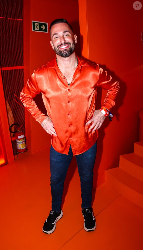 The Town 2025: sempre de camisa de cetim, Diego Hypólito escolheu o laranja como a cor da vez para seu look